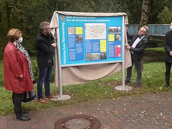 Gemeinsam enthüllten die Protagonisten die neue Informationstafel. Über die gelungene Installation freuten sich (von links) Brigitte Meyerdierks, Jochen Vogel, Ulrich Kuther, Jan Marberg und Dieter Seban. Foto: Rolf Pralle