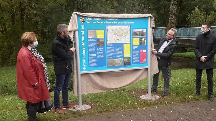 Gemeinsam enthüllten die Protagonisten die neue Informationstafel. Über die gelungene Installation freuten sich (von links) Brigitte Meyerdierks, Jochen Vogel, Ulrich Kuther, Jan Marberg und Dieter Seban. Foto: Rolf Pralle