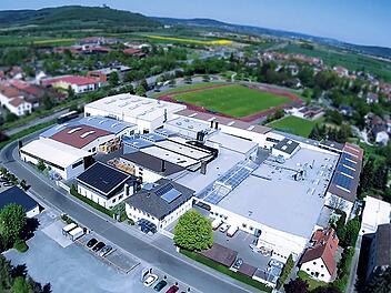Die Firma Moll Batterien GmbH meldet sich nach der Insolvenz zurück in der Automobil-Industrie. Mit einem neuen Investor konnte das Unternehmen die Insolvenz überwinden und schreibt nun wieder schwarze Zahlen.