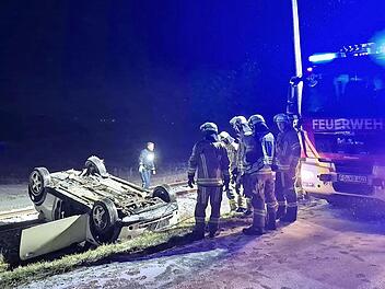 Das verungl&uuml;ckte Auto kam an den Bahngleisen bei Kirchehrenbach zum Liegen.