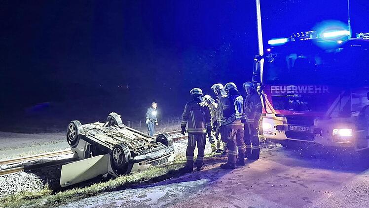 Das verungl&uuml;ckte Auto kam an den Bahngleisen bei Kirchehrenbach zum Liegen.