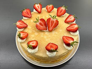 Cr&ecirc;pe Cake mit Erdbeeren