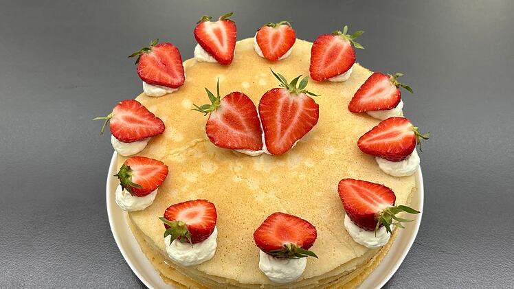 Cr&ecirc;pe Cake mit Erdbeeren