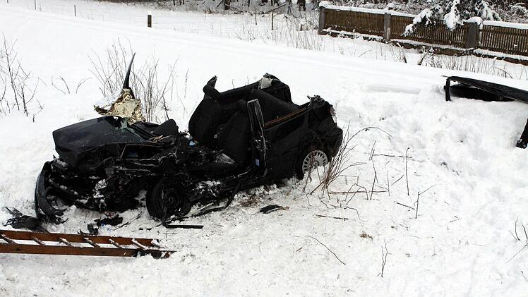 Der im Motorbereich total beschädigte PKW der 18- jährigen Fahrerin.