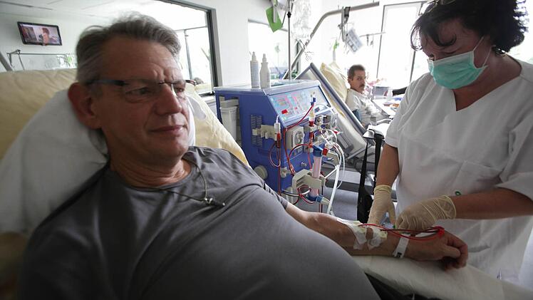 Dialysepatient Artur Gärtnerist schon sechs Jahre in Forchheim bei der Blutwäsche. Schwester Angelika versorgt ihn.