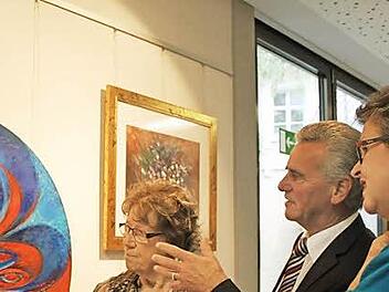 Gisela Lang und Oswald Marr (von rechts) unterhielten sich mit der Künstlerin Anne Scherbel über deren Werke.  Foto: Veronika Schadeck