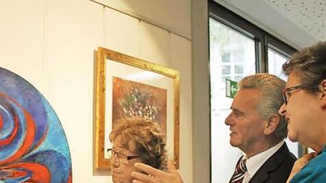 Gisela Lang und Oswald Marr (von rechts) unterhielten sich mit der Künstlerin Anne Scherbel über deren Werke.  Foto: Veronika Schadeck