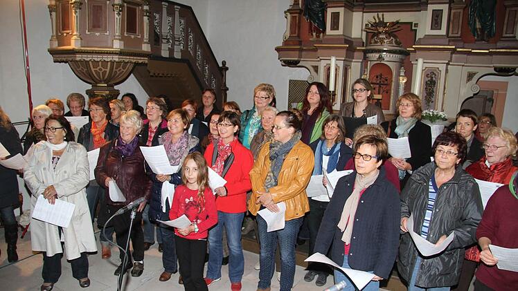 69 Männer und Frauen nahmen an den CD-Aufnahmen teil und präsentierten sich erstaunlich text- und notensicher. Foto: Sonja Adam