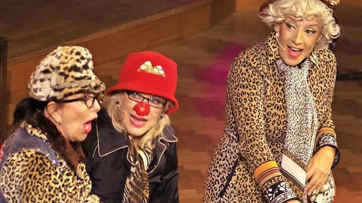 Überdrehter Abspann: Patrizia Moresco , Lisa Fizz und Sissi Perlinger. Fotos: Klaus Werner