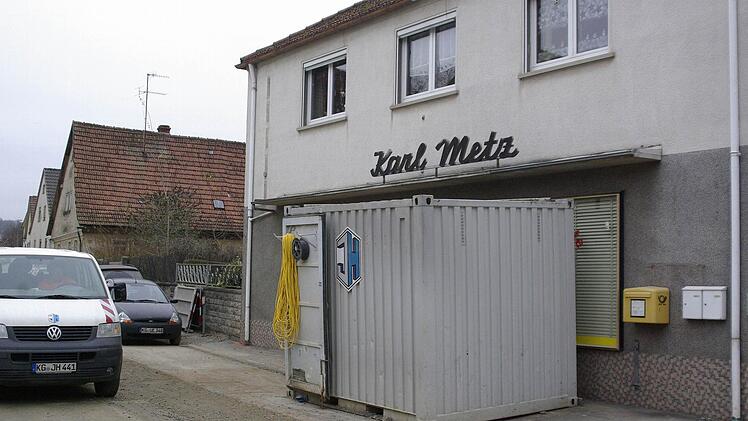 Die Hauptstraße in Aura (Foto) ist bis zum Frühjahr wieder geöffnet. Wenn sich ein Betreiber findet, erfährt auch der ehemalige Lebensmittelladen (r.) eine Neueröffnung.  Foto: Winfried Ehling
