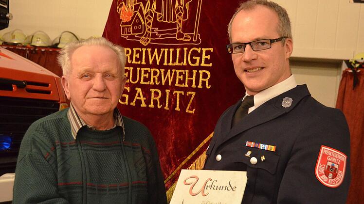 Friedbert Reichert (links) bekam von Kommandant Ralf Schubert für 70-jährige Mitgliedschaft eine Urkunde überreicht. Foto: Rauch