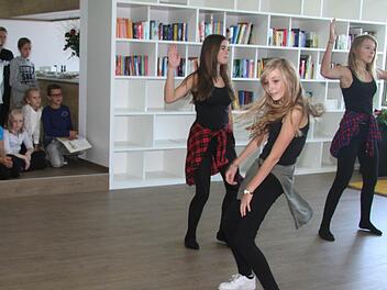 Das Obergeschoss des Caspar-Vischer-Gymnasiums wurde zu top-modernen Räumen für die gebundene Ganztagesschule umgebaut. Zur Einweihung gestern legte die Schüler-Formation "Dance Break"einen super-coolen Auftritt hin. Foto: Sonja Adam