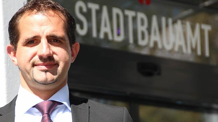 Der Aschacher Jan Voll freut sich auf die Aufgabenfülle in der städtischen Bauverwaltung.  Foto: Benedikt Borst