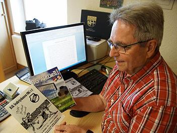 Ludwig Schmöger mit der ersten Ausgabe für die DJK und der aktuellen "SG Aktuell".  Foto: Anton Then