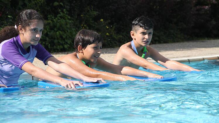 Schwimmkurs für Flüchtlingskinder im Kulmbacher Freibad Foto: Dagmar Besand