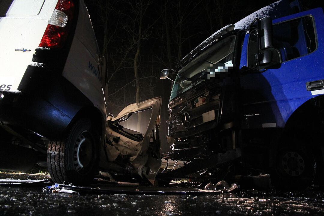 Tödlicher Glätteunfall in Unterfranken – Lkw und Kastenwagen krachen frontal ineinander