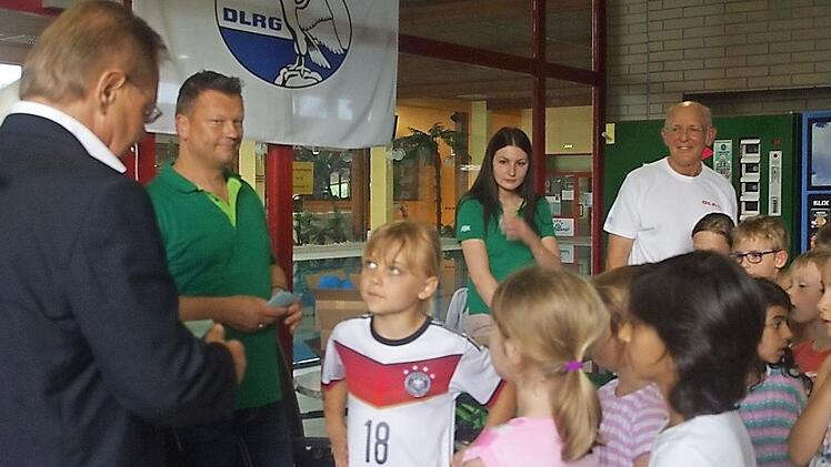 Auch Emelie ist eine "sichere Schwimmerin" und erhielt von Bürgermeister Wolfgang Beiergrößlein (links) ihr Abzeichen. Foto: Heike Schülein