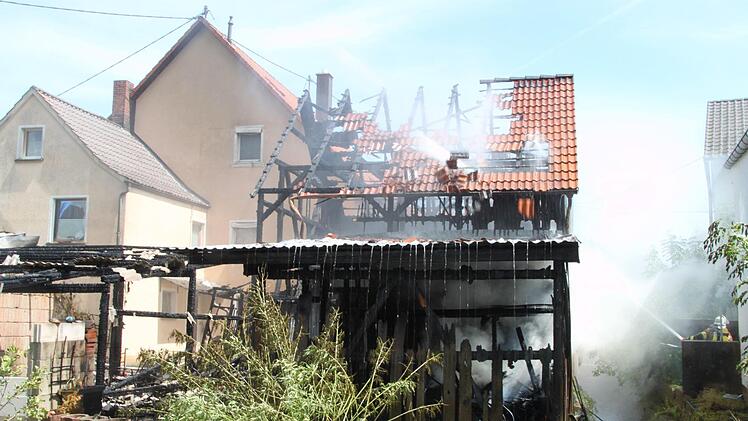 Die Feuerwehr spritzte von allen Seiten Wasser in die rauchende Scheune, die komplett zerstört wurde.  Foto: Andreas Schmitt