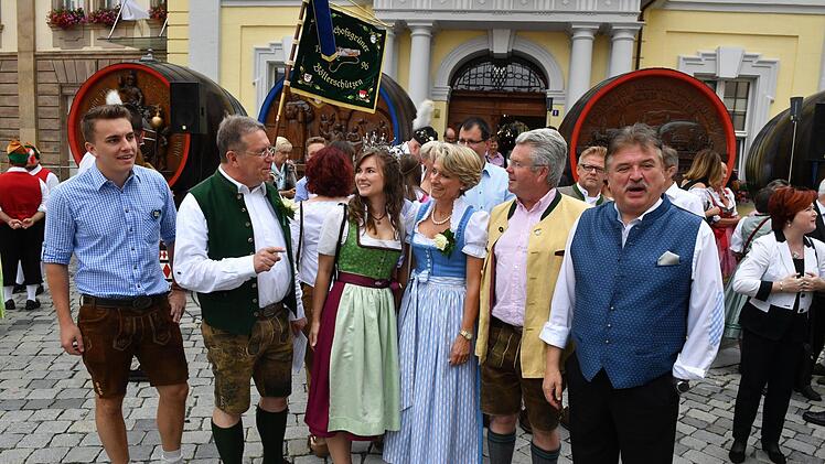 Von links: Kilian Schramm mit seinem Vater, OB Henry Schramm, Milchkönig Sonja Wagner, Schramms Ehefrau Andrea, MdL von Lerchenfeld und Landrat Klaus Peter Söllner.