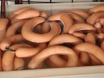 "Erhebliche Gesundheitsgefahr" durch verdorbene Wurst - großer Rückruf bei Edeka und Rewe