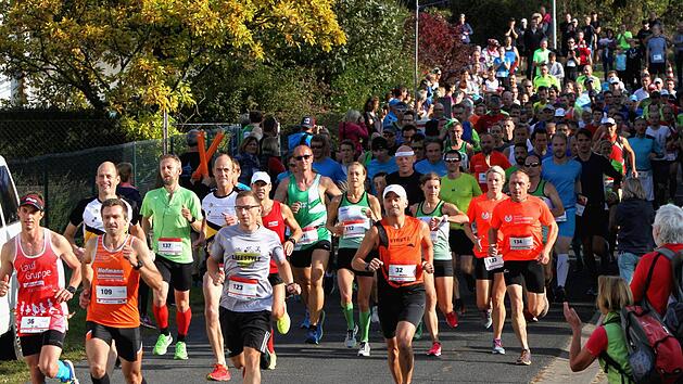 Eine stolze Zahl von 138 Teilnehmern ging beim Halbmarathon  &uuml;ber 21,1  Kilometer mit dem sp&auml;teren Sieger Sven Starklauf (2. von links) an den Start. G&uuml;nther Geiling