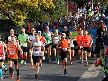 Eine stolze Zahl von 138 Teilnehmern ging beim Halbmarathon  über 21,1  Kilometer mit dem späteren Sieger Sven Starklauf (2. von links) an den Start. Günther Geiling