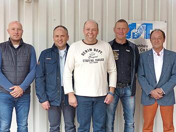 Über langjährige Betriebsjubiläen, jeweils 25 Jahre, bei der Stahlbaufirma RST in Niederlauer freuten sich (von links) der Betriebsratsvorsitzende Thorsten Balling, die Jubilare Werner Wolf aus Burgwallbach, Marco Reß aus Großbardorf, Bernd Müller aus Strahlungen und Geschäftsführer Christoph Steinhardt.  Foto: Manfred Mellenthin