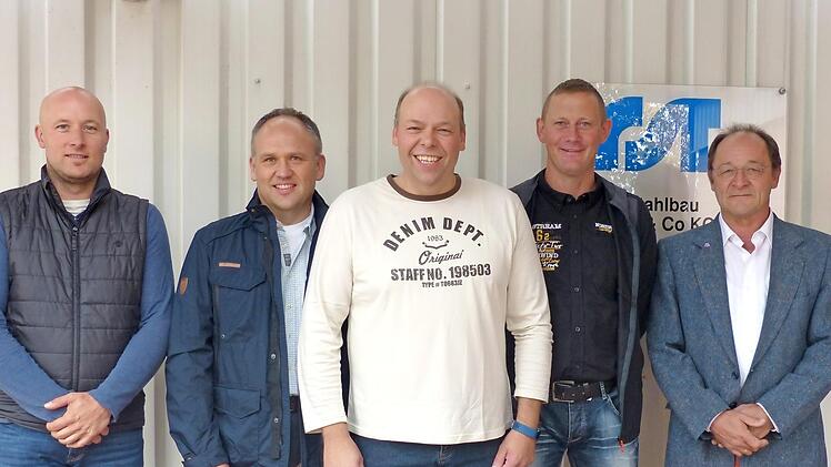 Über langjährige Betriebsjubiläen, jeweils 25 Jahre, bei der Stahlbaufirma RST in Niederlauer freuten sich (von links) der Betriebsratsvorsitzende Thorsten Balling, die Jubilare Werner Wolf aus Burgwallbach, Marco Reß aus Großbardorf, Bernd Müller aus Strahlungen und Geschäftsführer Christoph Steinhardt.  Foto: Manfred Mellenthin