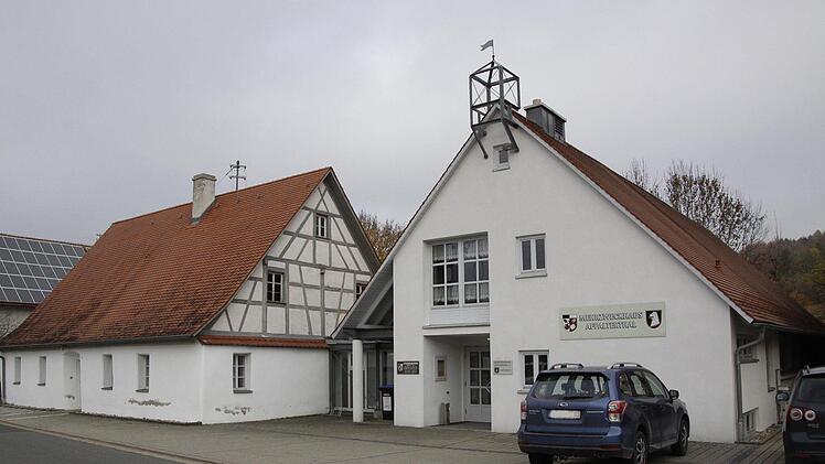Das Mehrzweckhaus mit angebautem Dörreshaus (links), in dem heute Lagerräume, ein Behinderten-WC und ein Raum für standesamtliche Veranstaltungen vorhanden sind. Reinhard Löwisch