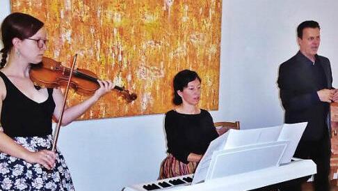Mit Werken ber&uuml;hmter Komponisten begeisterten (von links) Rebekka Wagner (Violine), Pianistin Susanne Strauss und Tenor Martin F&ouml;sel bei einem Konzertnachmittag im Seniorenzentrum.  Foto: Bernd Kleinert