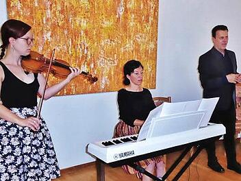 Mit Werken berühmter Komponisten begeisterten (von links) Rebekka Wagner (Violine), Pianistin Susanne Strauss und Tenor Martin Fösel bei einem Konzertnachmittag im Seniorenzentrum.  Foto: Bernd Kleinert