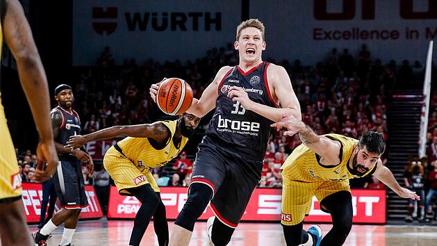 Patrick Heckmann trug vier Jahre lang das Brose-Trikot und geht nun f&uuml;r die Ulmer auf Korbjagd. "Ohne Frage ist das eine besondere Situation f&uuml;r mich. Ich werde mich aber voll auf das Spiel konzentrieren und die Erinnerungen ausblenden", sagt der 27-J&auml;hrige vor seiner R&uuml;ckkehr nach Bamberg. Foto: Daniel L&ouml;b