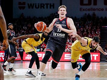 Patrick Heckmann trug vier Jahre lang das Brose-Trikot und geht nun für die Ulmer auf Korbjagd. "Ohne Frage ist das eine besondere Situation für mich. Ich werde mich aber voll auf das Spiel konzentrieren und die Erinnerungen ausblenden", sagt der 27-Jährige vor seiner Rückkehr nach Bamberg. Foto: Daniel Löb