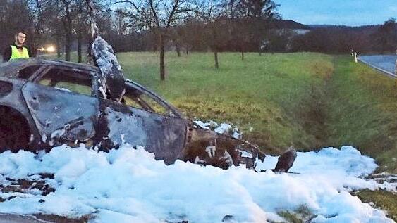 Der Audi war 100 Meter durch den Stra&szlig;engraben geschlittert, ist dann durch die Luft katapultiert worden und verbrannte schlie&szlig;lich. Da war der Fahrer zum Gl&uuml;ck schon aus dem Auto gerettet.  Foto: Polizei/Grotta
