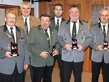 Die besten Vereinsschützen (von links) Emil Müller (SG Rothenkirchen), Wolfgang Bergmann (2. Schützenmeister SG Rothenkirchen), Harald Scherbel (SV Förtschendorf), Schützenmeister Daniel Bergmann, Günter Lieb (SG Pressig) und Frank Zapf (SV Friedersdorf) Fotos: K.-H. Hofmann