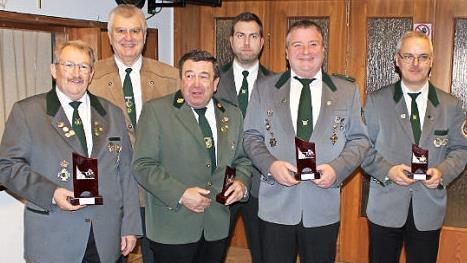 Die besten Vereinsschützen (von links) Emil Müller (SG Rothenkirchen), Wolfgang Bergmann (2. Schützenmeister SG Rothenkirchen), Harald Scherbel (SV Förtschendorf), Schützenmeister Daniel Bergmann, Günter Lieb (SG Pressig) und Frank Zapf (SV Friedersdorf) Fotos: K.-H. Hofmann