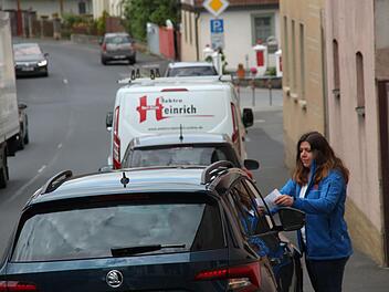 Dieses Bild wurde für den Artikel nachgestellt, aber für Nancy Stahl, die ab sofort den ruhenden Verkehr in Nüdlingen und Haard überwacht, ist das keine Seltenheit: Parken auf dem Gehsteig kostet 55 Euro.   Foto: Kerstin Väth