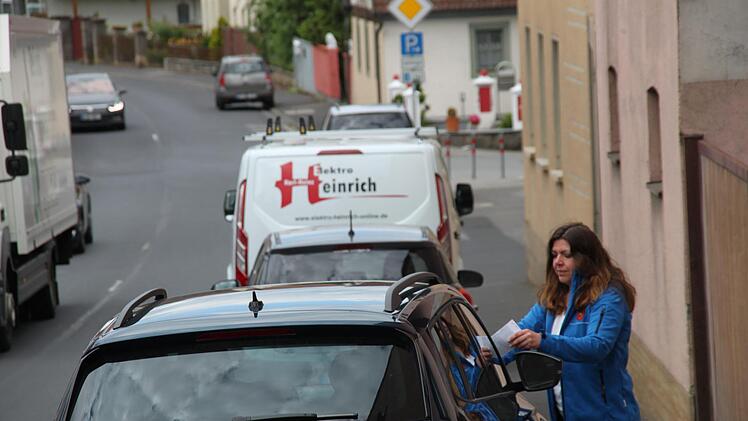 Dieses Bild wurde für den Artikel nachgestellt, aber für Nancy Stahl, die ab sofort den ruhenden Verkehr in Nüdlingen und Haard überwacht, ist das keine Seltenheit: Parken auf dem Gehsteig kostet 55 Euro.   Foto: Kerstin Väth