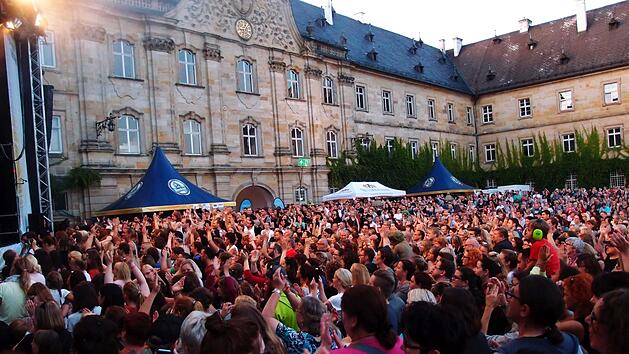 Bilder wie dieses (entstanden 2017 beim Gastspiel von Michael Patrick Kelly) wird es in Tambach nicht mehr geben - zumindest nicht mehr unter dem Etikett Tambacher Sommer. Das vor knapp zwei Jahrzehnten gegr&uuml;ndete Festival wird nach zwei Jahren Corona-Zwangspause nicht fortgesetzt.Foto: Archiv/Jochen Berger
