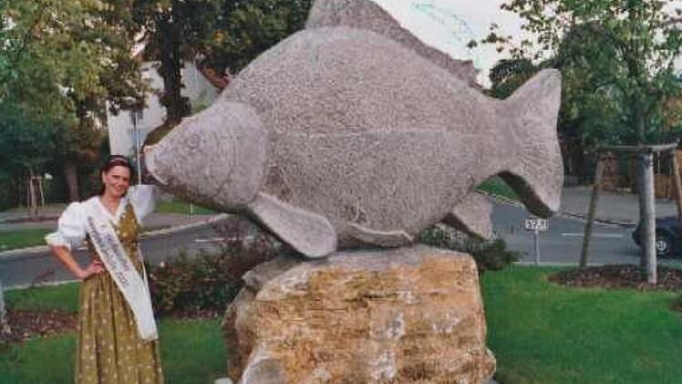 5. Mai 2001: Sabine Pl&auml;tzer, die erste Karpfenk&ouml;nigin neben Fridolin.Karpfenland Aischgrund/Archiv