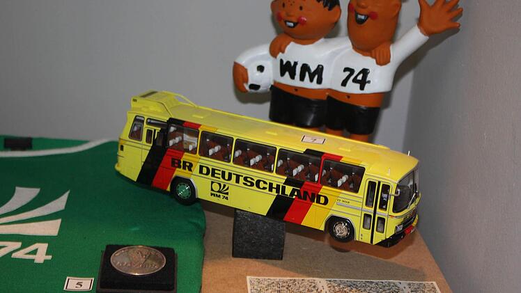 Auch die Fan-Artikel kommen in der Ausstellung nicht zu kurz.