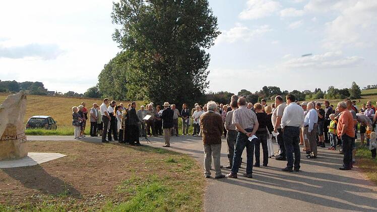 Unter reger Teilnahme der Einwohner der drei beteiligten D&ouml;rfern wurde der  Gedenkstein eingeweiht. Fotos:  Andreas Welz