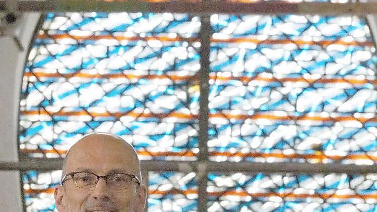 Hubert Wagner vor einem der neuen Fenster in der Südfassade.