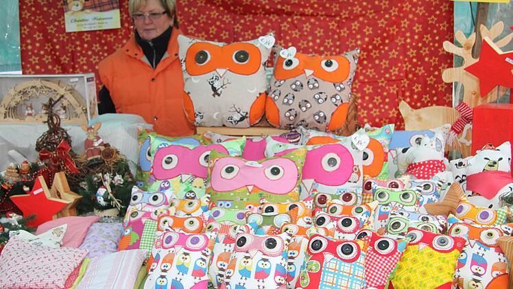 Hauptsache bunt: Eulen sind Weihnachten 2013 total im Trend. Das hat auch Christine Weimann aus Kasendorf erkannt.