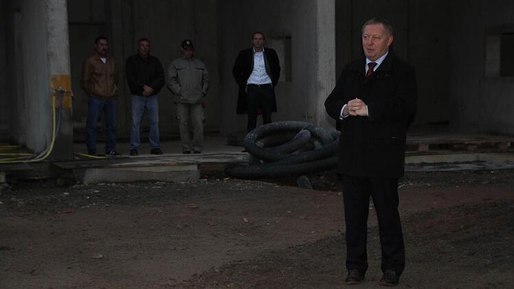 Nach dem Richtspruch hält Landrat Thomas Bold eine kurze Rede und...