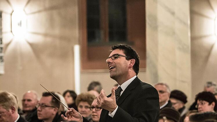 Impressionen vom Adventskonzert in Neustadt mit der Kantorei St. Georg: Markus Heunisch am DirigentenpultFoto: Jochen Berger