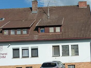 Das Geschäftshaus in Dietersdorf von der Hauptstraße aus, hinter dem das Schlachthaus entstehen soll. Foto: Doris Weidner