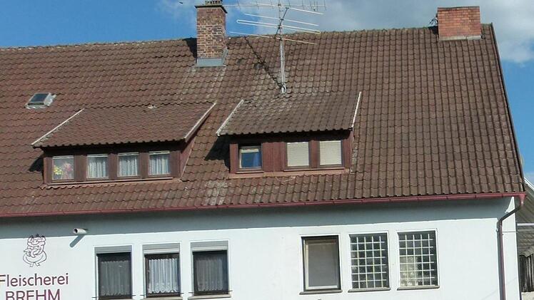 Das Geschäftshaus in Dietersdorf von der Hauptstraße aus, hinter dem das Schlachthaus entstehen soll. Foto: Doris Weidner