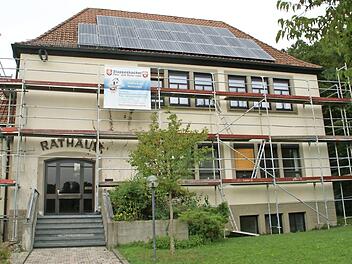 Eingerüstet ist das Rathaus. Die neuen Fenster werden eingebaut. Auf dem Dach läuft die Photovoltaikanlage bereits.  Foto: Sabine Weinbeer