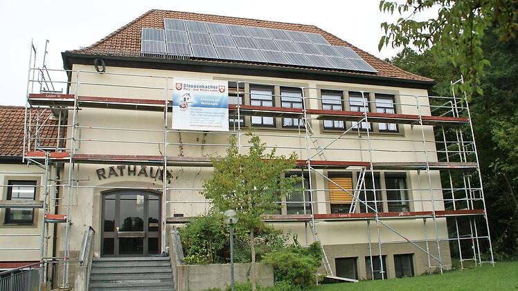 Eingerüstet ist das Rathaus. Die neuen Fenster werden eingebaut. Auf dem Dach läuft die Photovoltaikanlage bereits.  Foto: Sabine Weinbeer
